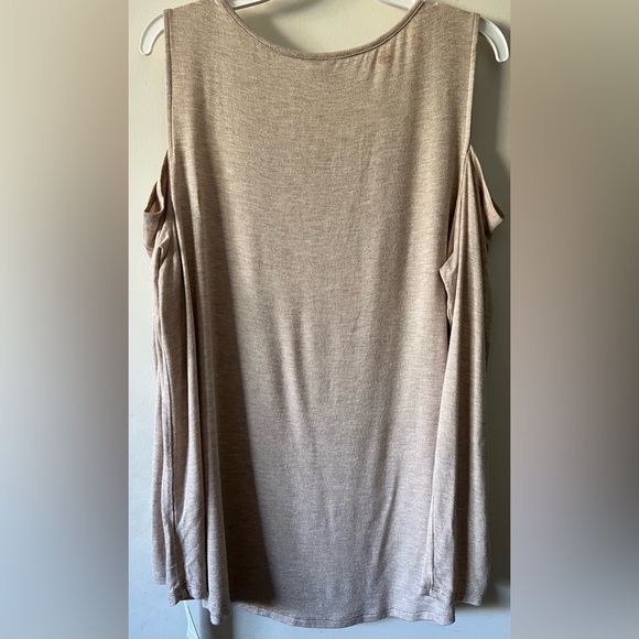 NWT Beautiful Elle long sleeve top with open shoulders. - Picture 7 of 8